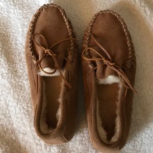 Minnetonka Sheepskin Softsole Slippers